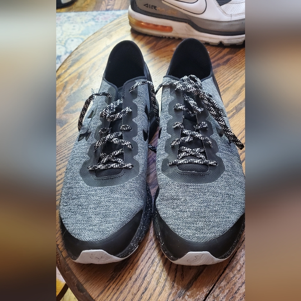 Black and grey men's tennis shoes